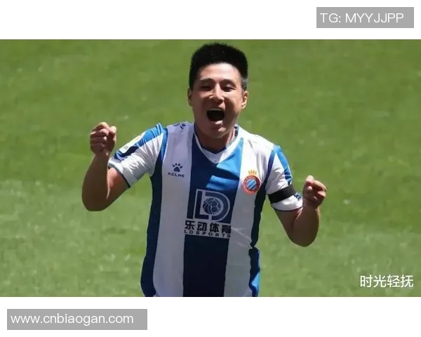 双手叉腰足球球星展现坚韧精神与独特魅力引领赛场风云 双手叉腰足球球星展现坚韧精神与独特魅力引领赛场风云