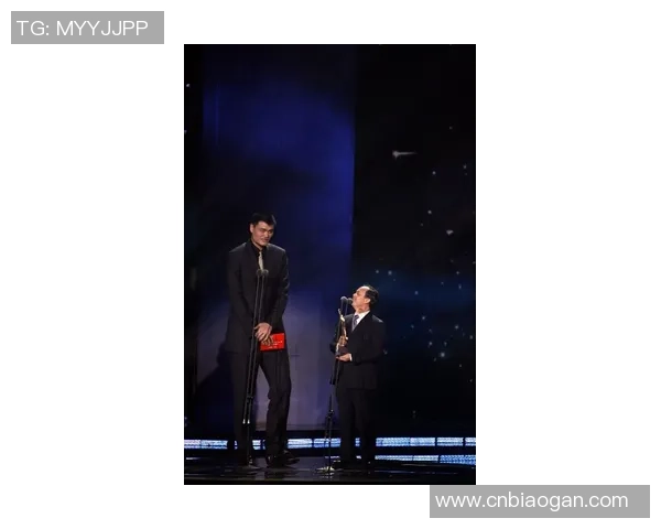 蓝球明星领衔足坛风云人物回顾与最新动态分析